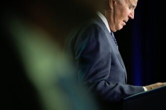 El informe del fiscal especial exculpa a Biden pero es un desastre político