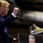 Con su línea de zapatillas doradas, Trump vende algo más que calzado