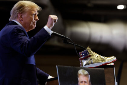 Con su línea de zapatillas doradas, Trump vende algo más que calzado