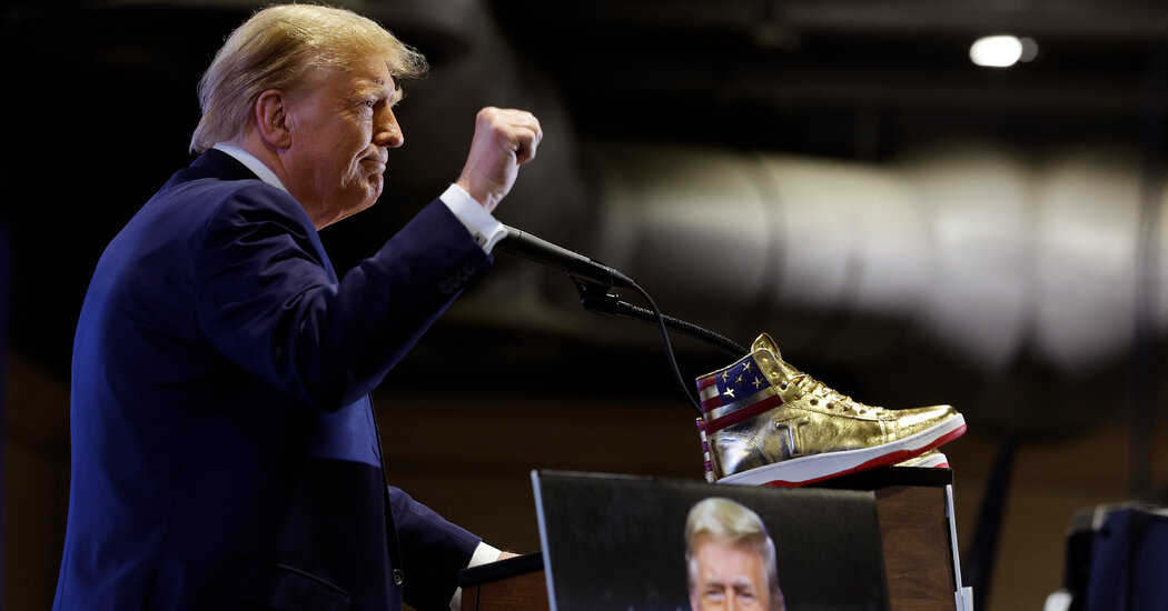 Con su línea de zapatillas doradas, Trump vende algo más que calzado