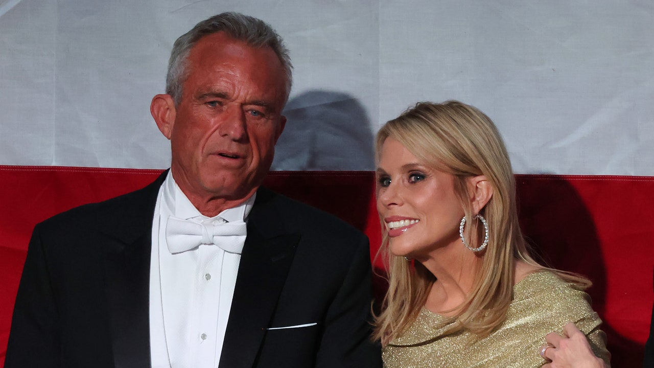 Cheryl Hines Uses Nude RFK Jr. to Advertise Her MAHA Candles