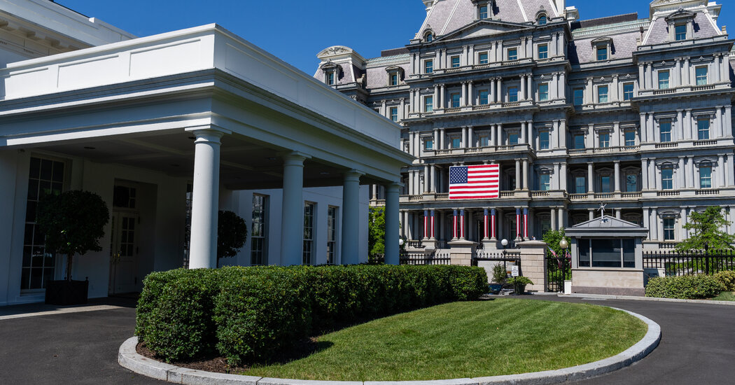 La Casa Blanca envía al personal de carrera a sus casas, mientras rediseña la burocracia