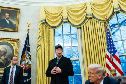 Elon Musk acapara la atención en el escenario de Donald Trump