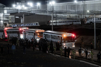 La Casa Blanca niega haber violado la orden de un juez al deportar a migrantes venezolanos