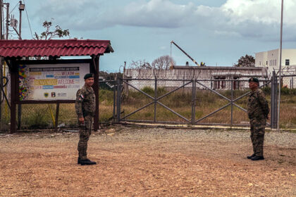 Encerrados en un campamento en la jungla, los migrantes deportados a Panamá se enfrentan a un futuro incierto