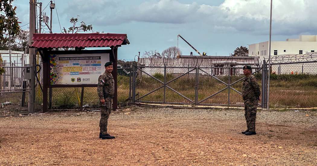 Encerrados en un campamento en la jungla, los migrantes deportados a Panamá se enfrentan a un futuro incierto